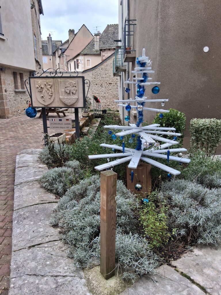 Blasons de nos communes jumelles avec décorations de noël en bleu et blanc
