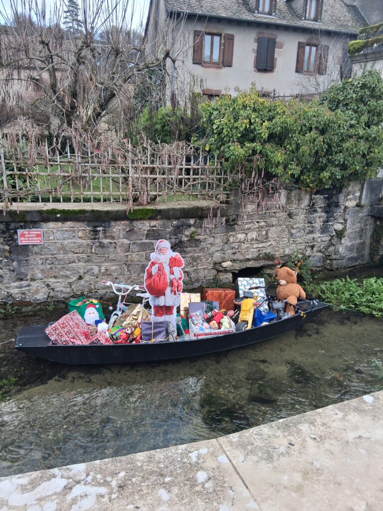 Barque avec Père Noël et cadeaux sur l'Urugne