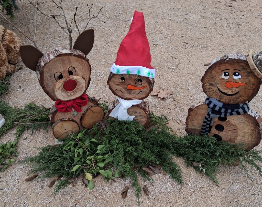 Cerf, bonhommesde neige en bois