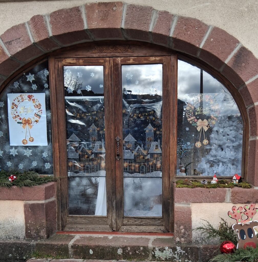 Vitres de l'Office du Tourisme décorées comme des vitraux