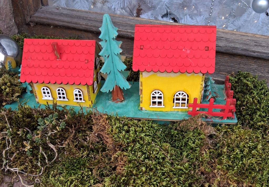 Petits chalets colorés sur de la mousse
